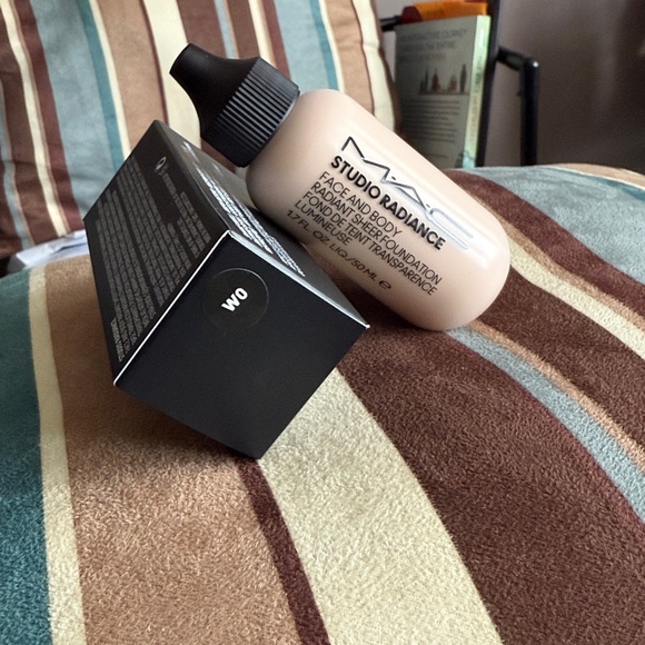 MAC Studio Radiance Face and Body Foundation #W0 - Picture 1 of 2